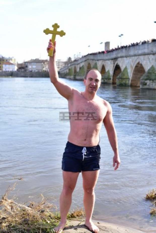 На Богоявление в Свиленград кръста спаси 35-годишен граничен полицай