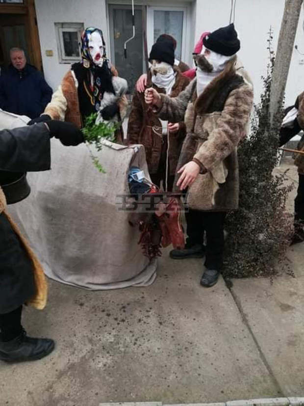 С "Кьорава кобила" гонят злите сили и лошия късмет в плевенското село Ясен