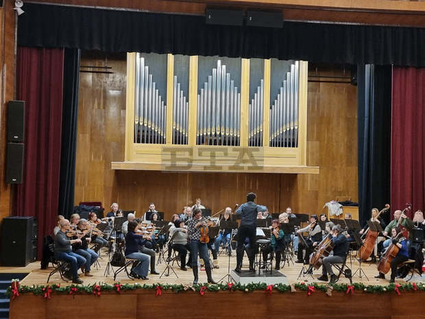 Симфоничният оркестър в Сливен открива творческия си сезон с концерт "Рождество е!" и световноизвестни музиканти