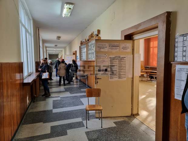 В област Сливен изборният ден започна нормално и в спокойна обстановка В област Сливен изборният ден започна нормално и в спокойна обстановка