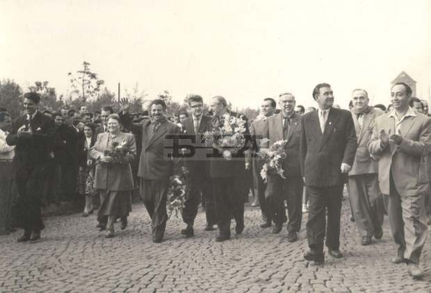 Показват изложбата "Мостове на дружбата" в Димитровград