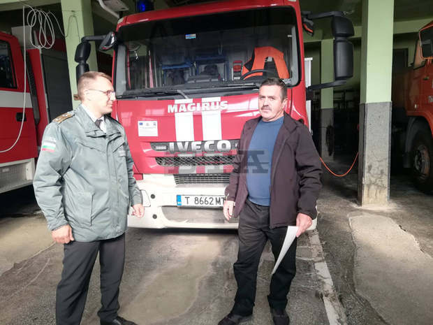 Пожарната служба в Търговище поощри мъж, спасил двама инвалиди