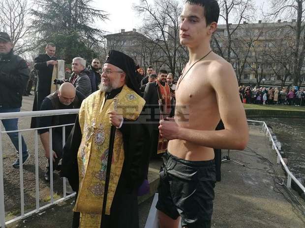 18-годишен ученик спаси Богоявленския кръст в Стара Загора