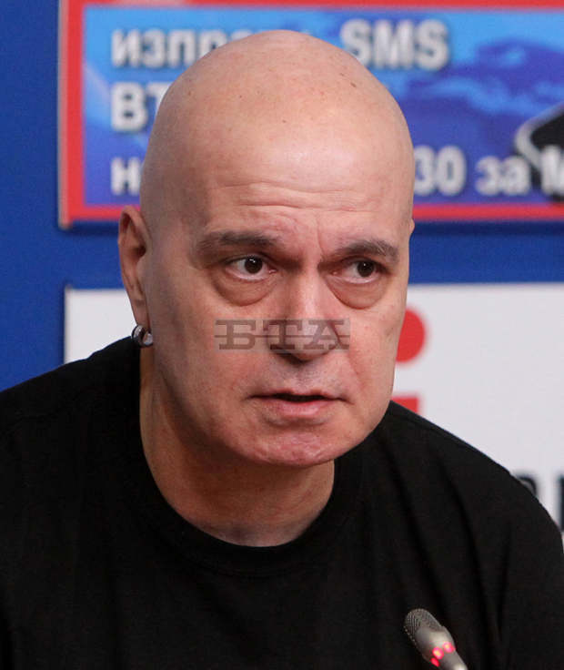 Имам симптоми на ковид и си правя необходимите изследвания, коментира Слави Трифонов в социална мрежа