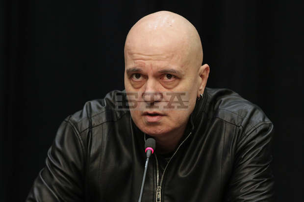Слави Трифонов препотвърди подкрепата на "Има такъв народ" за Румен Радев преди балотажа в неделя Слави Трифонов препотвърди подкрепата на "Има такъв народ" за Румен Радев преди балотажа в неделя