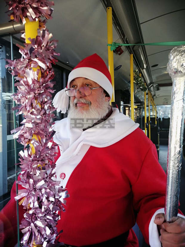 Дядо Коледа раздава подаръци в градския транспорт в Стара Загора