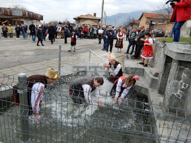 В карловския квартал Сушица окъпаха булка на чешмата в центъра