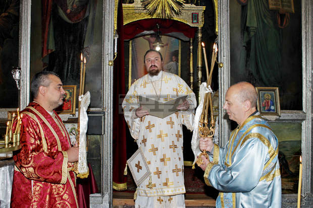 Със Света литургия в най-старата църква в Ямбол "Света Троица" започна празникът на града Свети Дух