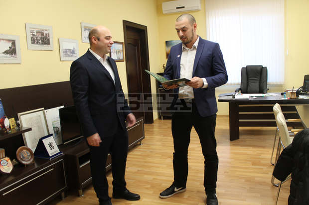 "Любимец на България" от Свиленград получи поздравления и подарък от кмета на общината