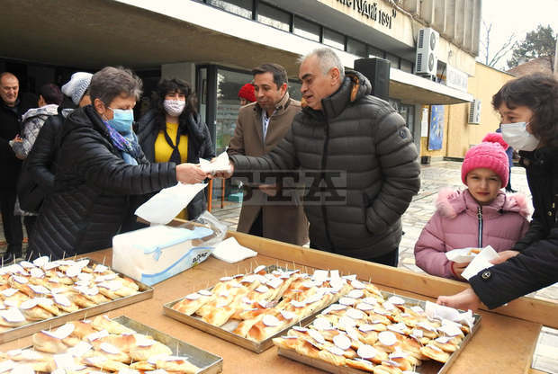 В Кубрат изпратиха старата година с баница с късмети и червено вино