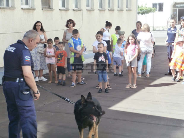 Деца гостуваха на полицията в Търговище