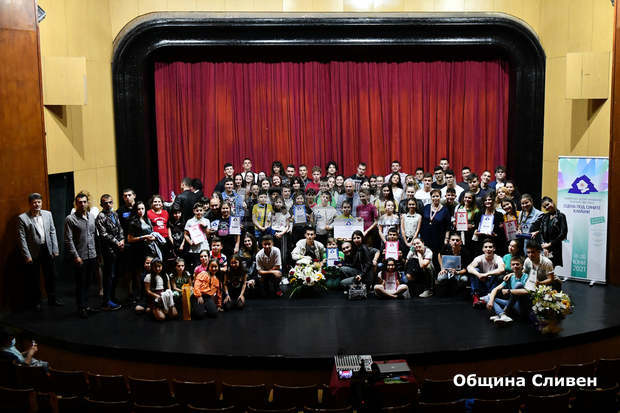 Студио "Смехурко" получи голямата награда на Националния театрален фестивал "Сцена под Сините камъни" в Сливен