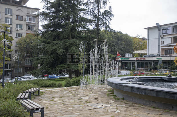 Започна монтирането на коледната украса в Стара Загора