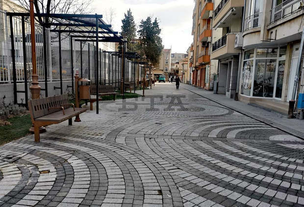 Ремонтираната улица "Алеко Константинов" в Бургас, става базар на художниците и занаятчиите Ремонтираната улица "Алеко Константинов" в Бургас, става базар на художниците и занаятчиите