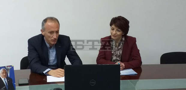 Министър Красимир Вълчев на онлайн среща с учители от Разградско: Ще продължим да  инвестираме в образованието