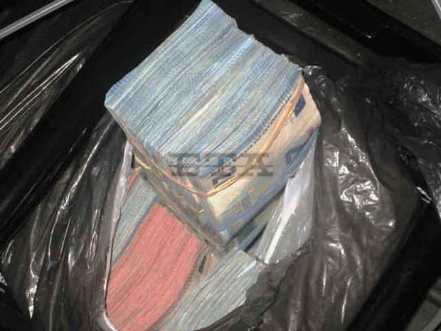 Митнически служители откриха недекларирана валута за над 300 000 лева в два товарни автомобила