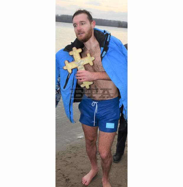 Чавдар Славчов извади богоявленския кръст от водите на Дунав при Видин