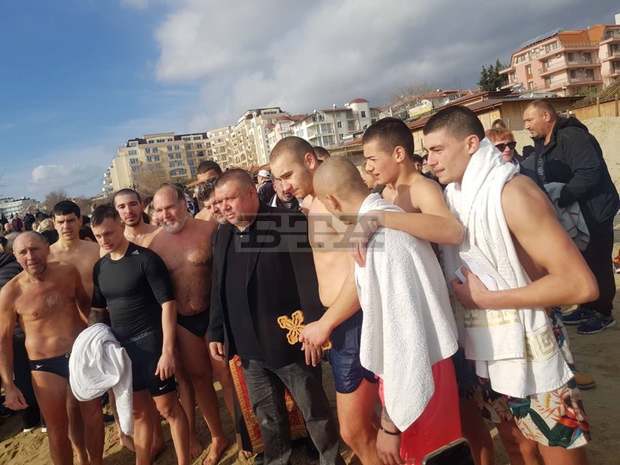 Ученик извади кръста от морето в Свети Влас