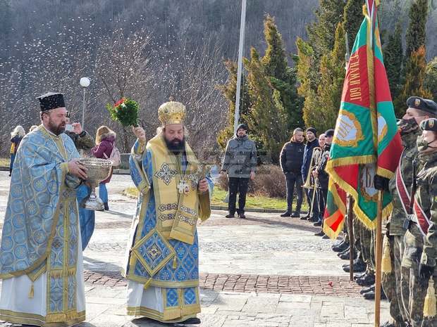 Младежи в български носии извиха хоро на богоявленския водосвет в реката край Момчиловци