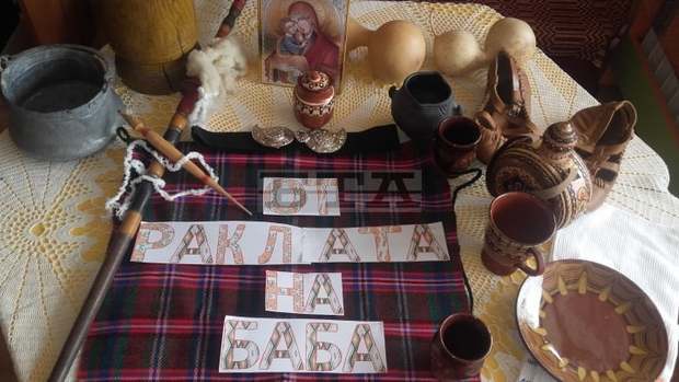 Конкурсът "От раклата на баба" на читалището в Стража търси автентични народни носии от цялата страна Конкурсът "От раклата на баба" на читалището в Стража търси автентични народни носии от цялата страна
