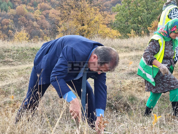 Министър Христо Бозуков се включи в есенното залесяване в района на с. Крумово, община Кочериново