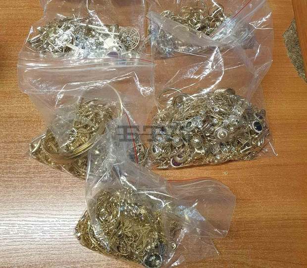 Турски гражданин и румънска гражданка са обвинени в контрабанда на злато и сребро през ГКПП "Капитан Андреево" Турски гражданин и румънска гражданка са обвинени в контрабанда на злато и сребро през ГКПП "Капитан Андреево"