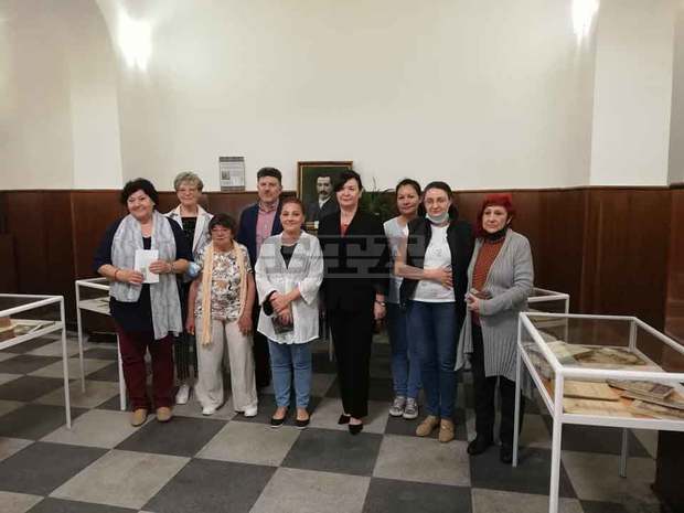 Изложба от редки и ценни издания е открита в Сливен по повод патронния празник на читалище "Зора"