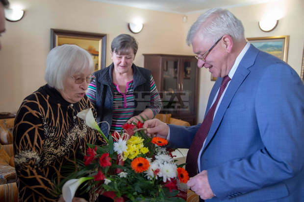 Eстрадната легенда Маргрет Николова посрещна в дома си министър Кирил Ананиев