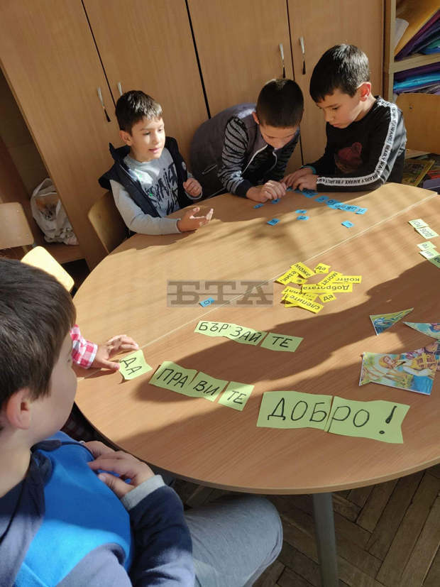 Деца в Разград събраха истории за доброто в къщичка за добри дела