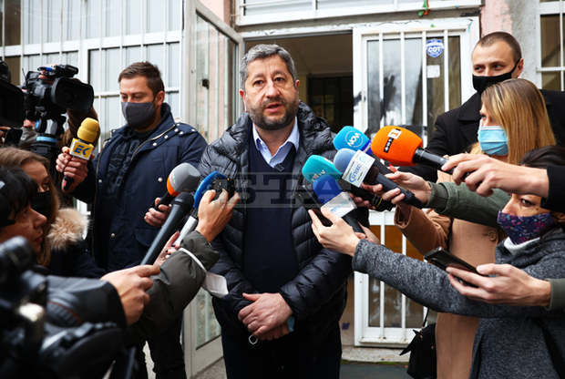 Христо Иванов: Гласувам с желание да произведем тласък напред за България и да оставим на следващата генерация страна, която носи надежда и гордост Христо Иванов: Гласувам с желание да произведем тласък напред за България и да оставим на следващата генерация страна, която носи надежда и гордост