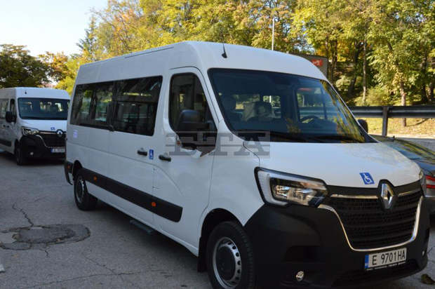 Община Благоевград разполага с два нови микробуса, отговарящи на всички изисквания за превоз на хора с двигателни проблеми