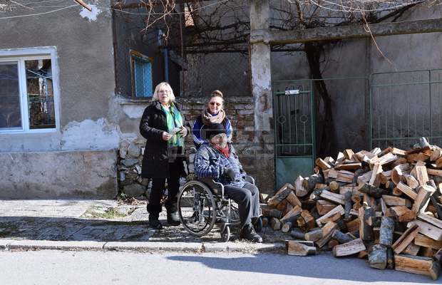 Млада кюстендилка, живееща в Сан Диего, направи дарителска акция сред свои приятели в САЩ, за да подпомогне жители на кюстендилското с. Раждавица