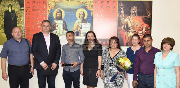 Осмокласникът Митко Петров от котленското село Градец получи награда за добродетелни постъпки "Златно сърце"