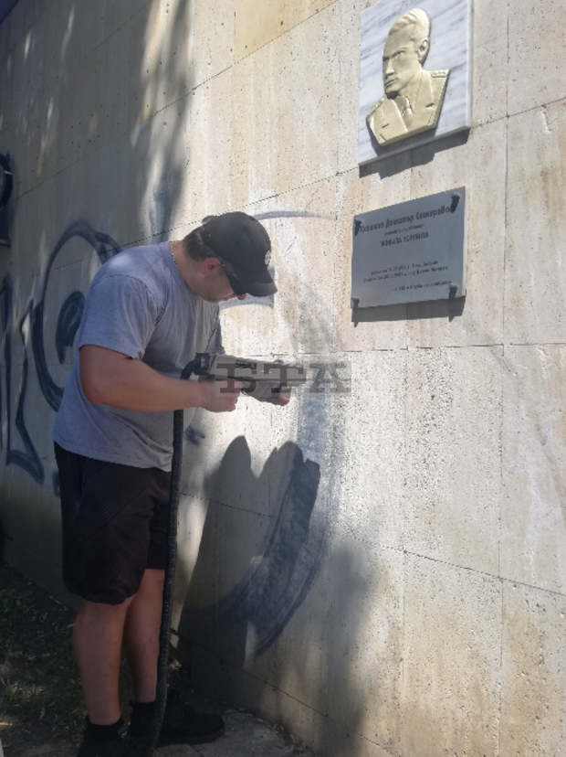 Млад предприемач почиства като доброволец  графити на знакови места в Добрич