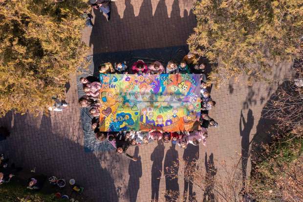 Над 100 деца от Кюстендил нарисуваха обща картина в чест на Деня на християнското семейство