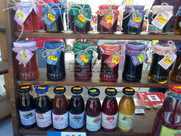 Производители от Габрово и близките региони показаха на фермерски пазар екологични продукти