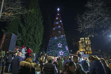 В Стара Загора запалиха коледните светлини, стотици се събраха на площада