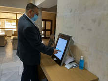 През целия ден днес в сградата на областната администрация в Ловеч се провежда демонстрационно пробно гласуване с машина