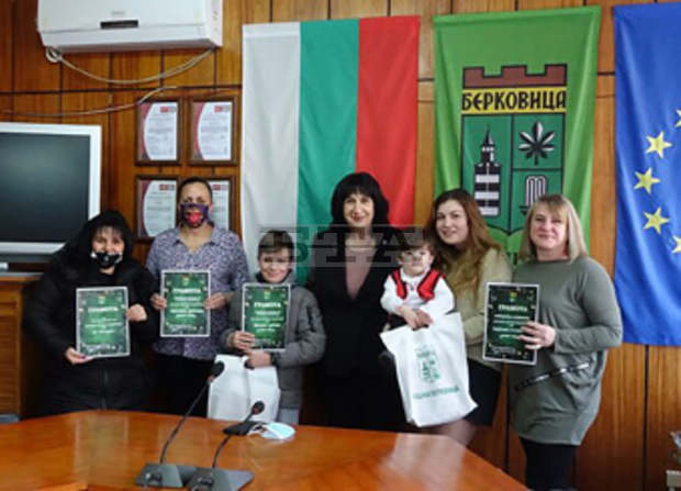 Парични награди от община Берковица получиха граждани, направили най-хубава коледна украса на домовете си Парични награди от община Берковица получиха граждани, направили най-хубава коледна украса на домовете си