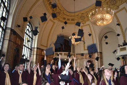 Общо 140 абсолвенти от випуск - 2021 на Медицинския факултет на Софийския университет получиха дипломите си за висше образование Общо 140 абсолвенти от випуск - 2021 на Медицинския факултет на Софийския университет получиха дипломите си за висше образование