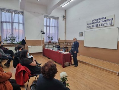 Студио по журналистика на името на Марин Бодаков откриха в Хуманитарната гимназия във Велико Търново Студио по журналистика на името на Марин Бодаков откриха в Хуманитарната гимназия във Велико Търново