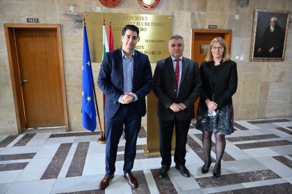 Вицепремиерът Атанас Пеканов представи в УНСС възможностите на образователния обмен по програмата "Фулбрайт"