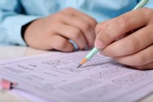 Държавният зрелостен изпит по професия може да е със защита на дипломен проект