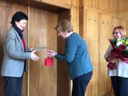 Дългогодишният директор на Института за литература при БАН доц. д-р Рая Кунчева е отличена с почетен знак Дългогодишният директор на Института за литература при БАН доц. д-р Рая Кунчева е отличена с почетен знак