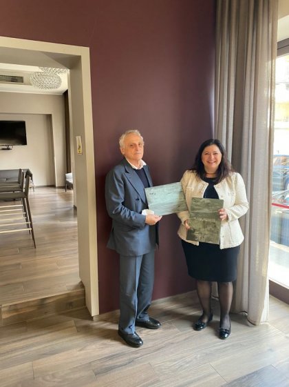 Българският артист Алцек Мишев направи дарение за художествения фонд на МВнР