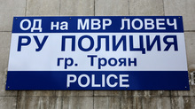 Троянски полицаи са задържали телефонен измамник