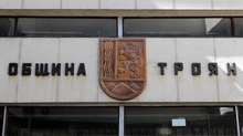 Община Троян и местни мебелопроизводители ремонтират детските площадки в града