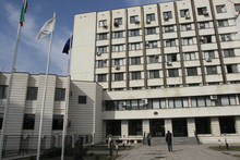 Огнеборци гасиха автомобил в Русе