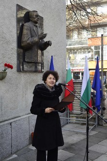 Жителите на Добрич се поклониха пред барелефа на маестро Захари Медникаров