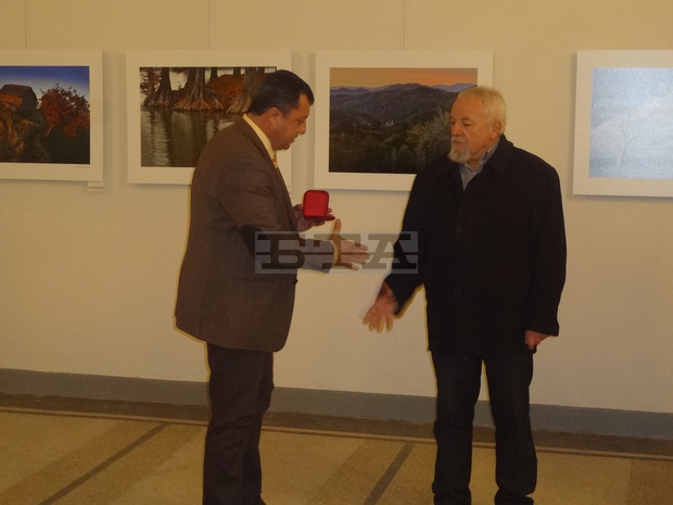 В Павликени беше открита изложба,посветена на 60-годишния юбилей нафотографа Цончо Балканджиев